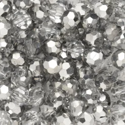 95 fasetterte glassperler på streng, 4 mm i diameter – sølv
