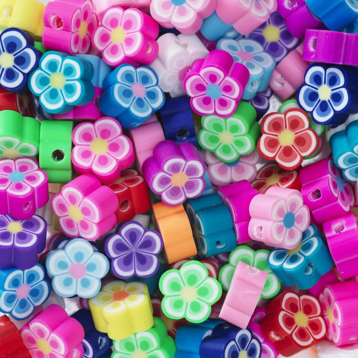 Blomsterperler av leire, ca. 100 stk. fargerike og detaljrike perler, diameter ca. 1 cm