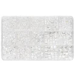 Fasetterte klare glassperler i mange ulike former, ca. 975 stk. perler.