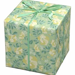 Gavepapir på rull 10 m × 57 cm – lysegrønt papir med en mengde blomster