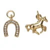 2 gullfargede anheng / charms, hest 15,3×12,2 mm, hov med strass 10×13 mm