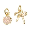 2 gullfargede anheng / charms, rosa rose Ø7,7 mm, sløyfe / ribbon 10×10 mm