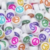165 hvite bokstavperler med fargerike fredssymboler / peacemerker, Ø7 mm