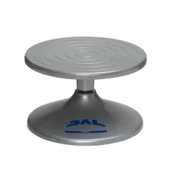 Kavalett Ø17 cm med avtakbar plate, laget av aluminium. Høyde 10,8 cm. Vekt 765 gram