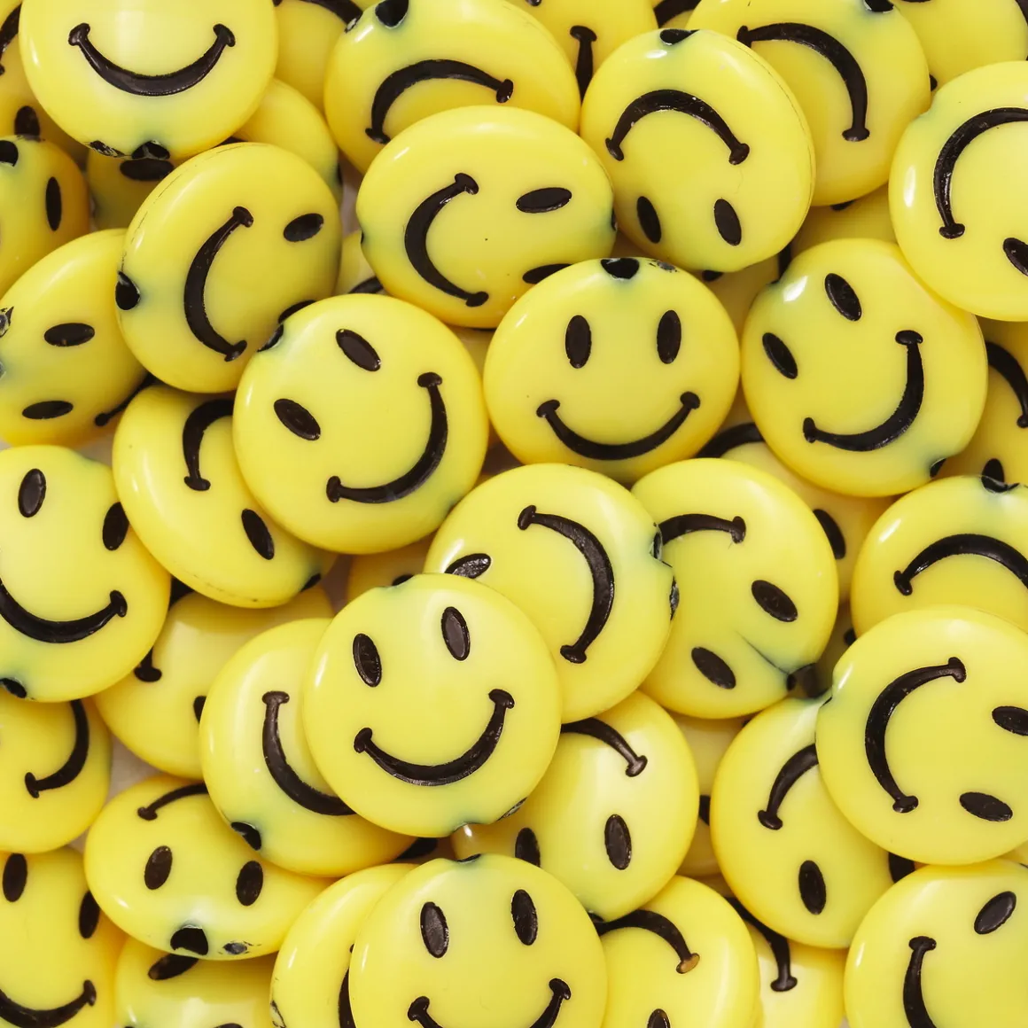 50 klargule store runde smileyperler – spre glede med smileys! Ø14 mm