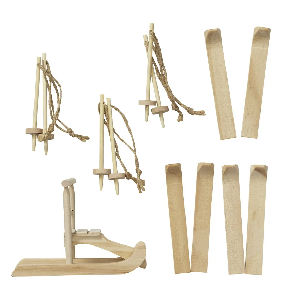 Miniatyrkit med 3 par ski og staver samt en stor kjelke på 10×4×7 cm. Fremstilt i lyst tre