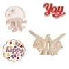 Pins, badges, 4 stk. gylne og fargerike minibrosjer med attityde og en manet!