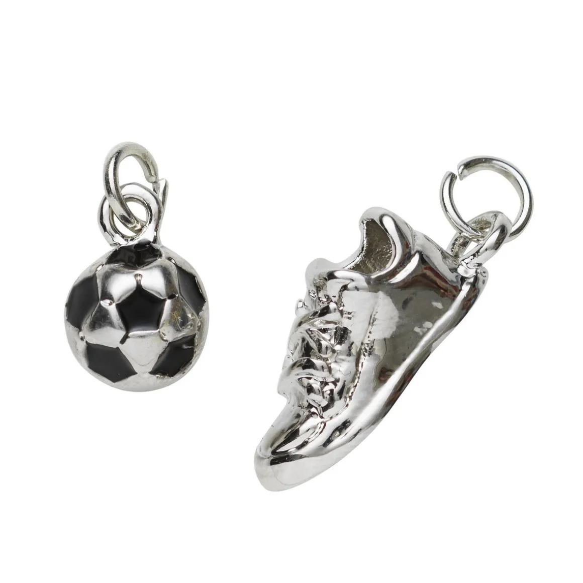 2 sølvfargede anheng / charms fotball Ø7,5 mm, sko 15,5×8×4,6 mm