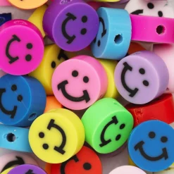 Smilefjesperler av leire, ca. 100 fargerike og detaljrike perler, diameter ca. 1 cm