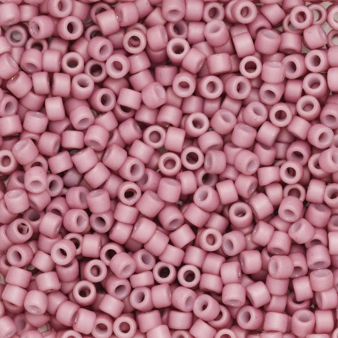 TOHO-perler 11/0 – blekrosa matt, 765 Opaque frosted pastel plumeria