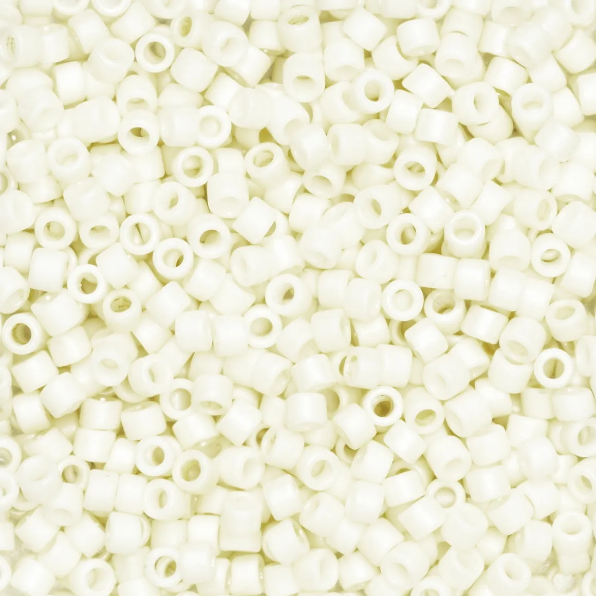 TOHO-perler 11/0 – kremgul matt, 762 Opaque frosted pastel egg shell