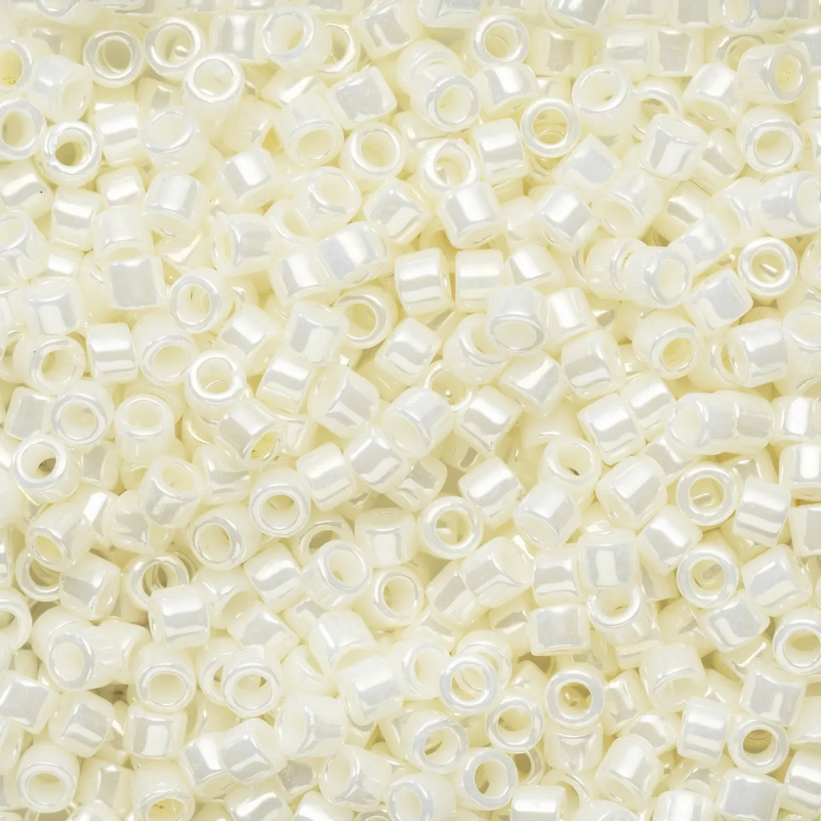 TOHO-perler 11/0 – offwhite glans, 122 Opaque lustered white