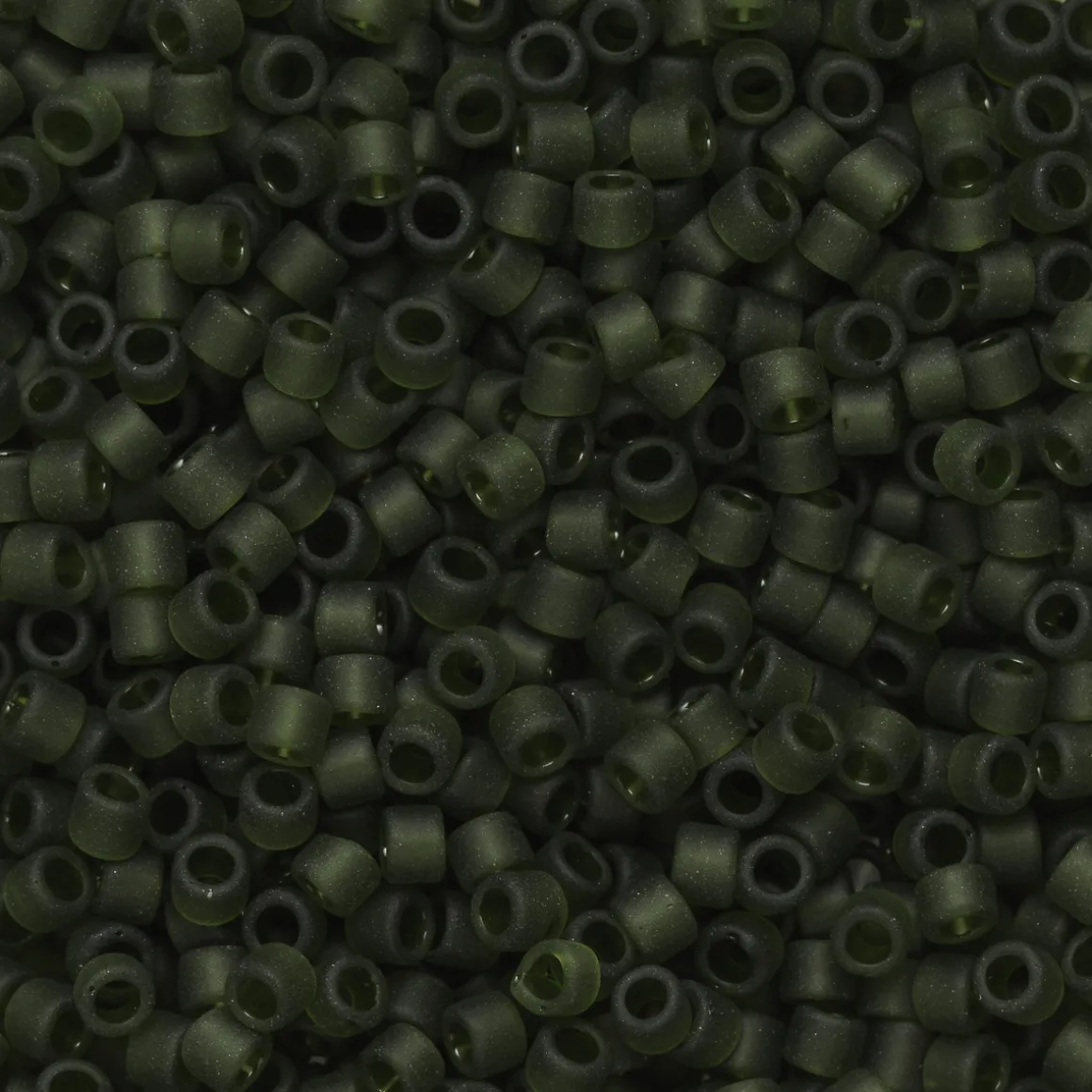 TOHO-perler 11/0 – skogsgrønn matt, 940F Transparent frosted olivine